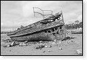 HDR Cimetiere a bateaux B&W scheepskerkhof scheepswrakken scheepswrak urbex quelmer rance bretagne frankrijk kerkhof schip schepen boot boten graffiti strand zwart wit foto